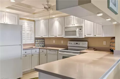 37 High Point Cir E #403, Naples, FL 34103 photo 7