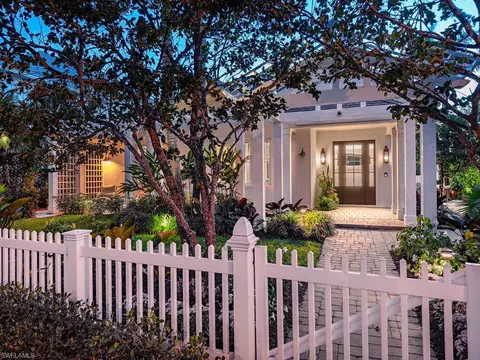 610 W Lake Dr, Naples, FL 34102