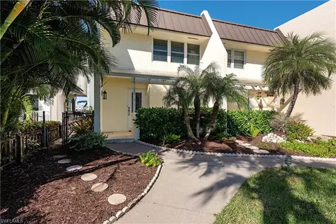 800 River Point Dr #207, Naples, FL 34102