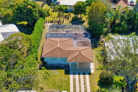 1162 8th Ter N, Naples, FL 34102 photo 2