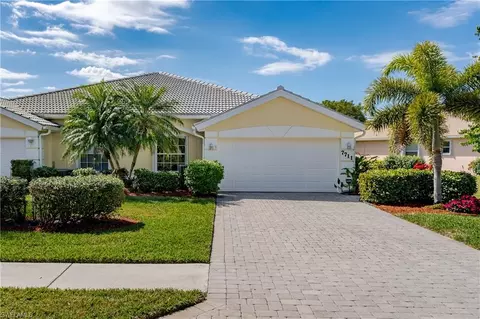 7711 Berkshire Pines Dr, Naples, FL 34104