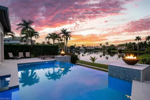 410 Palm Cir W, Naples, FL 34102