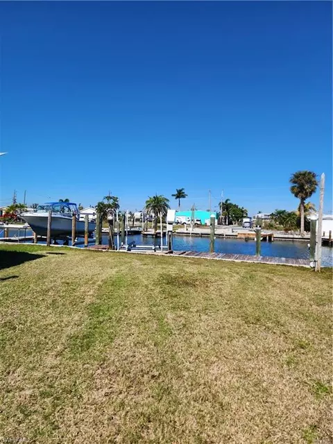3868 Coconut Dr, Saint James City, FL 33956