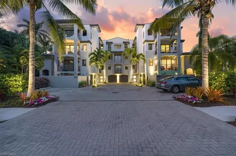 985 8th Ave S #302, Naples, FL 34102