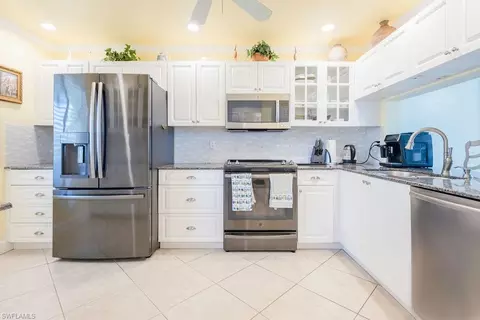 7784 Emerald Cir #O-202, Naples, FL 34109