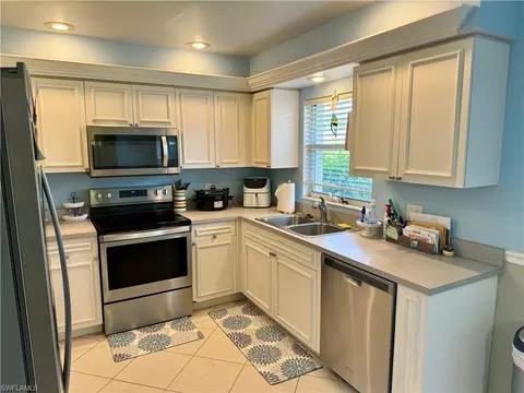 276 Madison Dr, Naples, FL 34110 photo 3