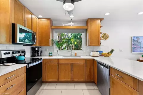 Kitchen - 577 106th Ave N, Naples, FL 34108 photo 3 of 6