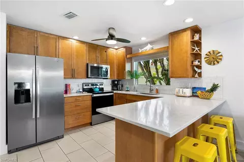 Kitchen - 577 106th Ave N, Naples, FL 34108 photo 4 of 6