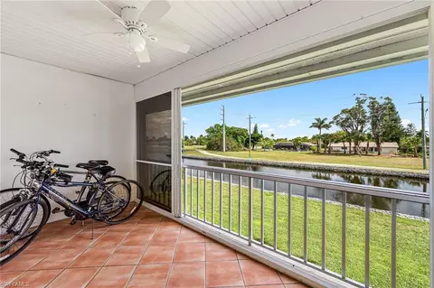 300 Valley Stream Dr #D-10, Naples, FL 34113
