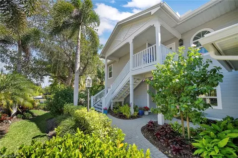 376 3rd St S #202, Naples, FL 34102