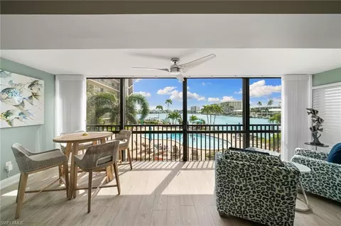 222 Harbour Dr #207, Naples, FL 34103