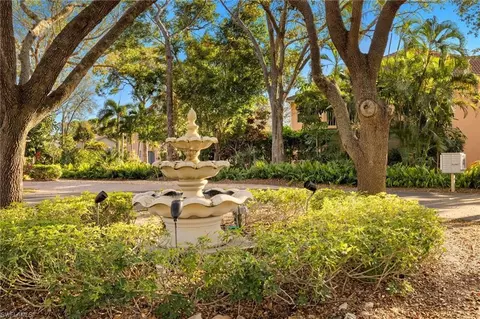 325 Carinosa Ct #18-2, Naples, FL 34110