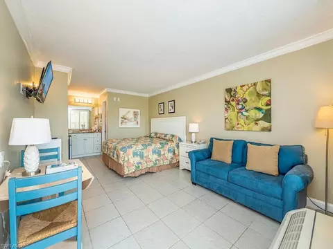 2555 Tamiami Trl N #206, Naples, FL 34103