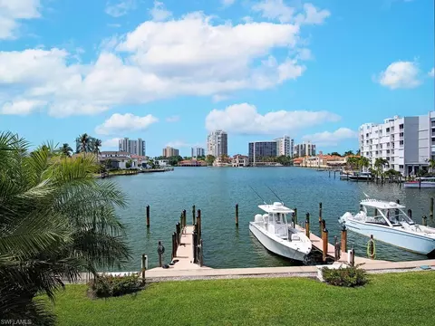 View/Area - 4047 Crayton Rd #4047, Naples, FL 34103 photo 2 of 7