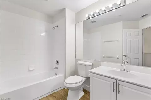 Bath - 835 Hampton Cir, Naples, FL 34105 photo 4 of 4