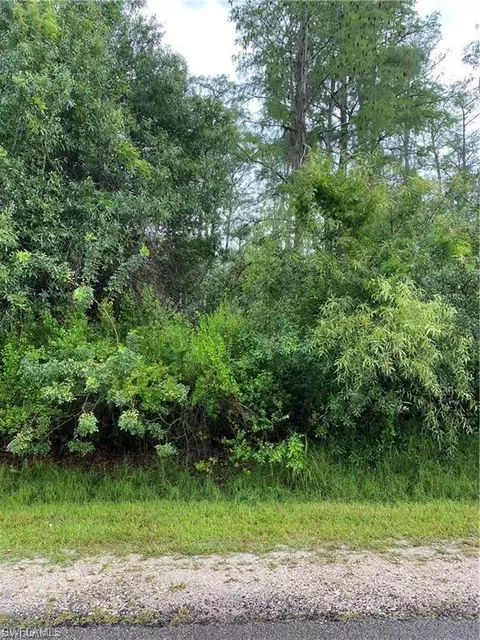 6 Th St NW, Naples, FL 34120