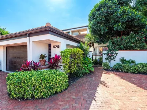 579 Bay Villas Ln #91, Naples, FL 34108