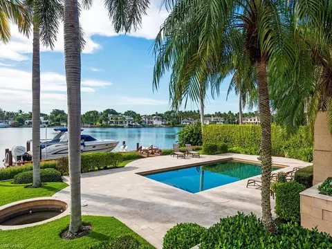 900 Spyglass Ln, Naples, FL 34102