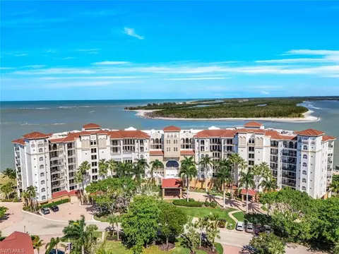 700 La Peninsula Blvd #504, Naples, FL 34113