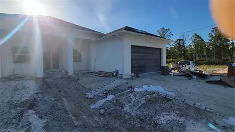 909 Dixie Ave, Lehigh Acres, FL 33972