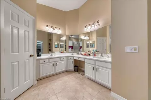 Bath - 2184 Rusty Fig Ct, Naples, FL 34120 photo 2 of 4