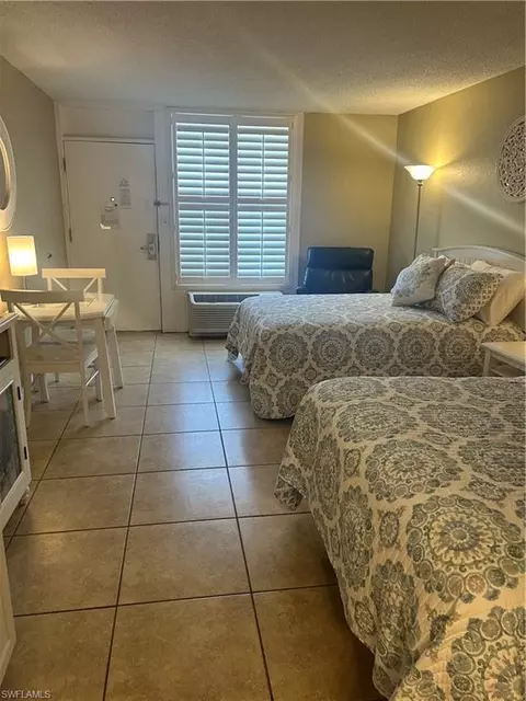2555 Tamiami Trl N #112, Naples, FL 34103