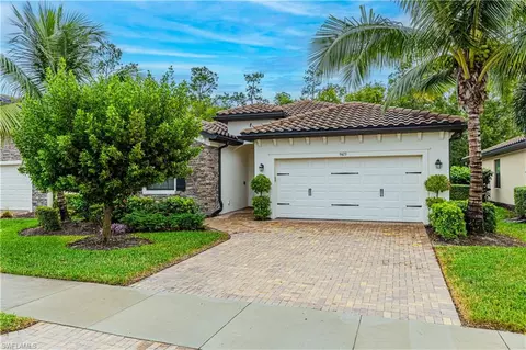 9423 Foxglove Ln, Naples, FL 34120