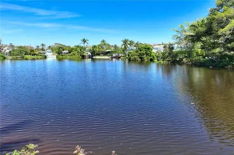 1040 11th St N, Naples, FL 34102