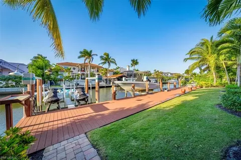 655 17th Ave S, Naples, FL 34102