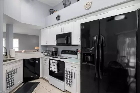 Kitchen - 1012 Mainsail Dr #322, Naples, FL 34114 photo 3 of 5