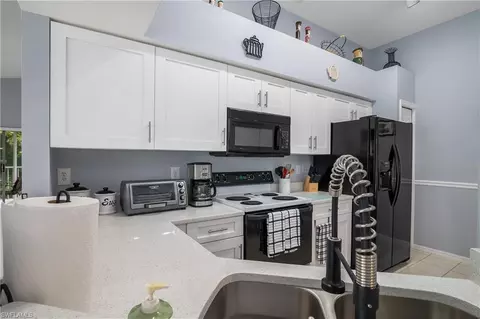 Kitchen - 1012 Mainsail Dr #322, Naples, FL 34114 photo 4 of 5
