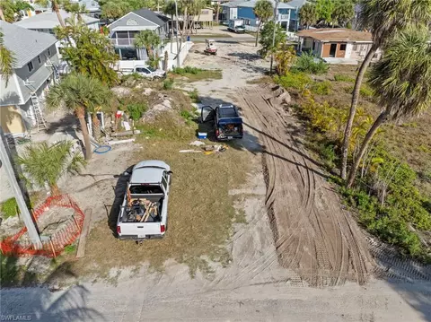 123-125 Washington Ave, Fort Myers Beach, FL 33931