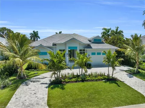 712 Park Shore Ct, Naples, FL 34103