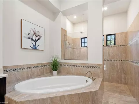 Bath - 4249 Deephaven Ln, Naples, FL 34119 photo 2 of 7