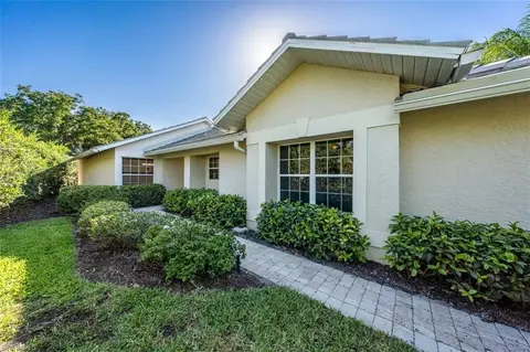 118 Fountain Cir, Naples, FL 34119