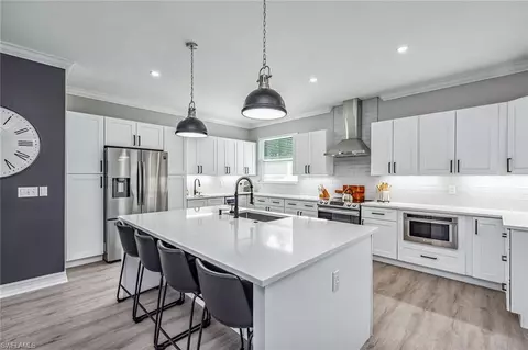 162 7th St, Naples, FL 34113