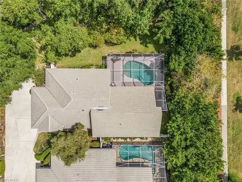80 Fountain Cir, Naples, FL 34119
