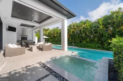 Exterior - 625 Parkview Ln, Naples, FL 34103 photo 6 of 12