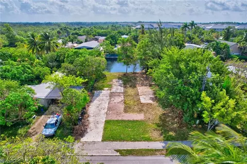 46 Moon Bay St, Naples, FL 34114