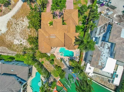 401 Hawser Ln, Naples, FL 34102 photo 4