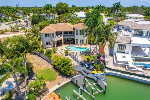 401 Hawser Ln, Naples, FL 34102 photo 2