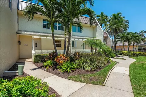 800 River Point Dr #211, Naples, FL 34102