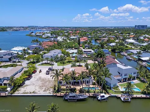 View/Area - 1680 Dolphin Ct, Naples, FL 34102 photo 3 of 3