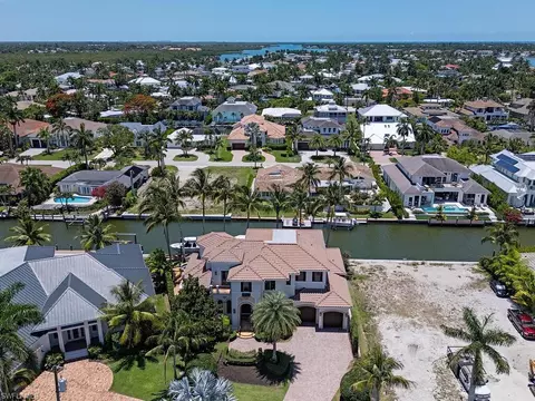 View/Area - 1680 Dolphin Ct, Naples, FL 34102 photo 2 of 3