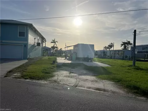 830 Oak St, Fort Myers Beach, FL 33931