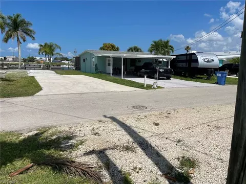 845 Oak St, Fort Myers Beach, FL 33931