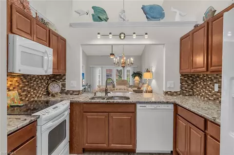 105 Tanglewood Ct, Naples, FL 34113 photo 4