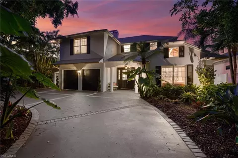 255 2nd Ave N, Naples, FL 34102