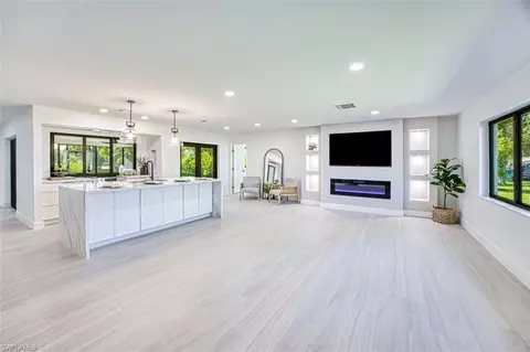 900 Roseate Dr, Naples, FL 34104