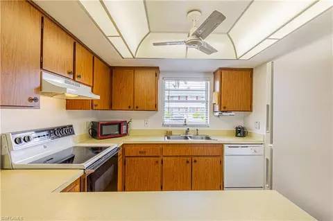 200 Valley Stream Dr #3R, Naples, FL 34113 photo 10